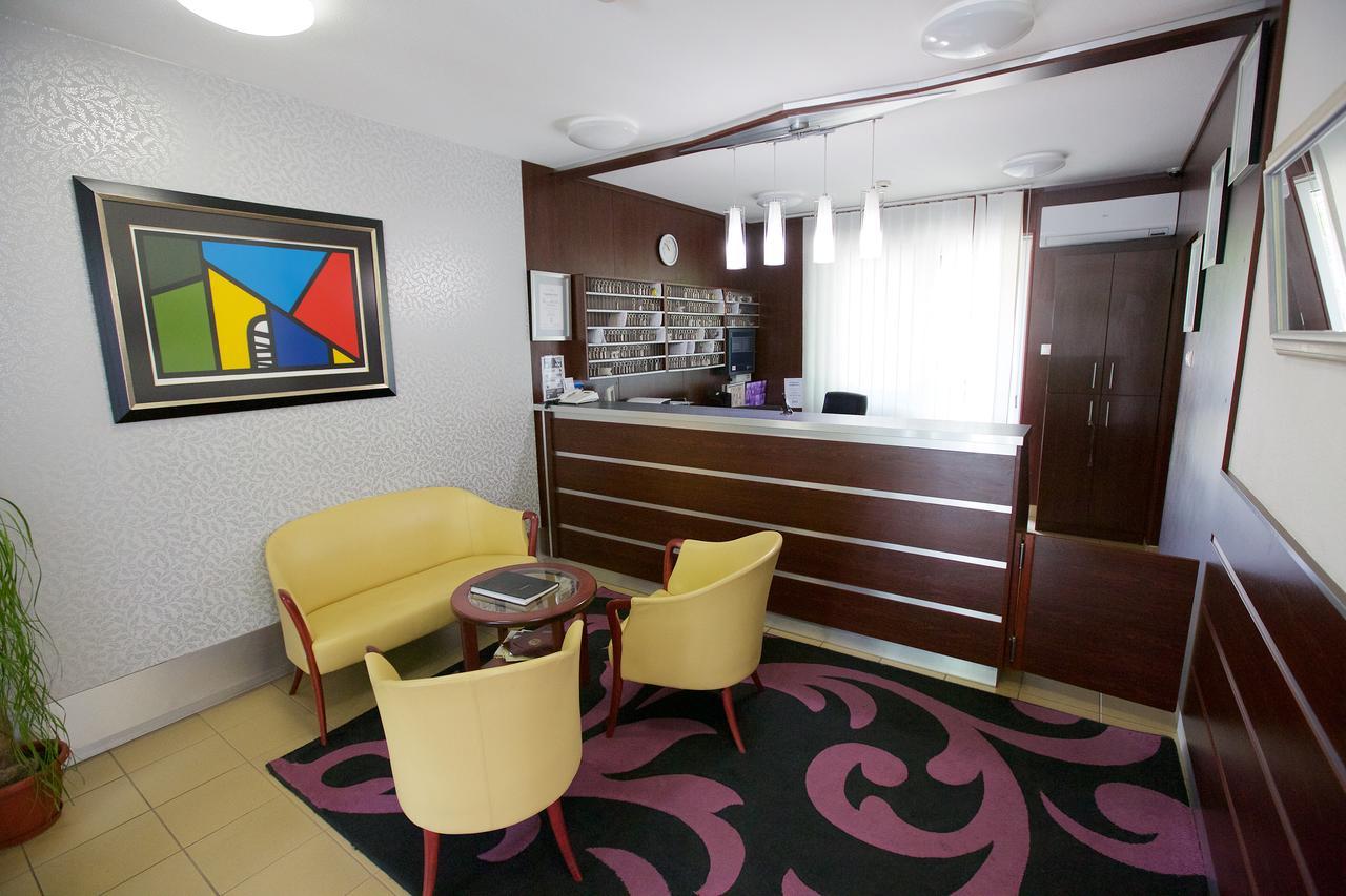 Auguszta Hotel デブレツェン エクステリア 写真
