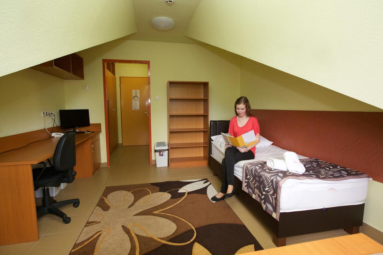 Auguszta Hotel デブレツェン エクステリア 写真