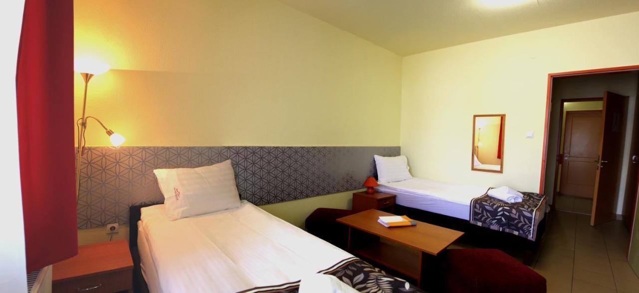 Auguszta Hotel デブレツェン エクステリア 写真