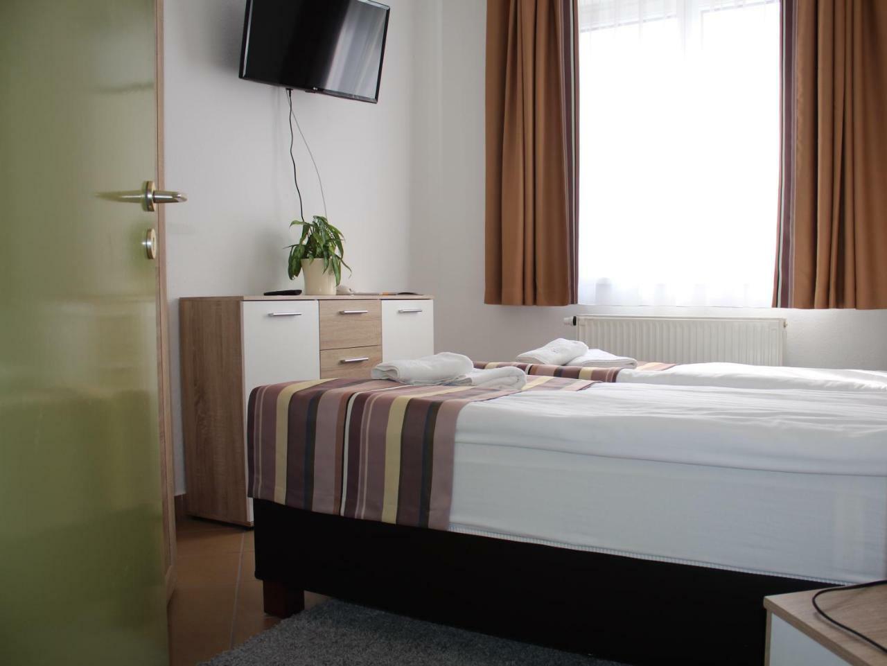 Auguszta Hotel デブレツェン エクステリア 写真