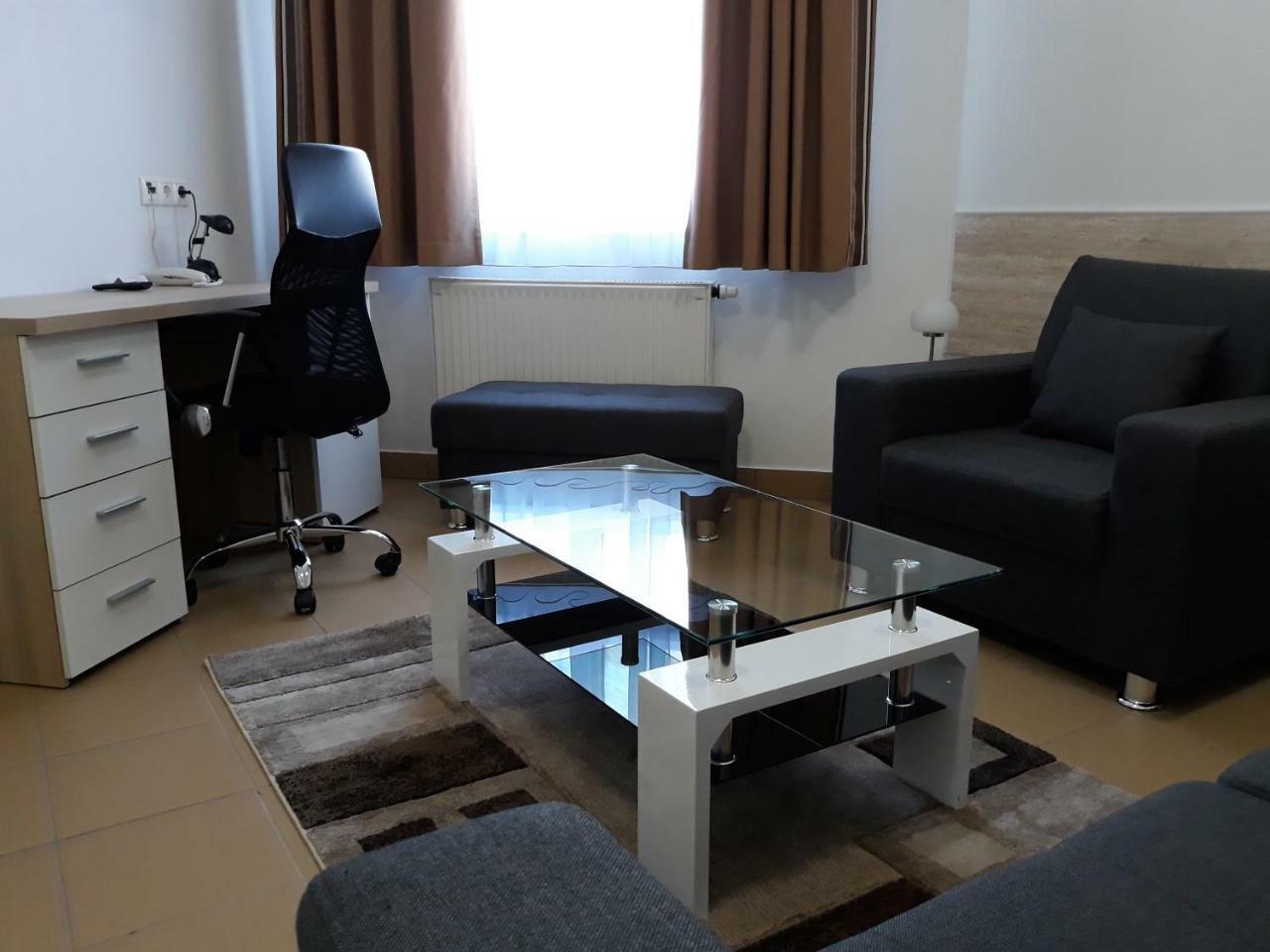 Auguszta Hotel デブレツェン エクステリア 写真