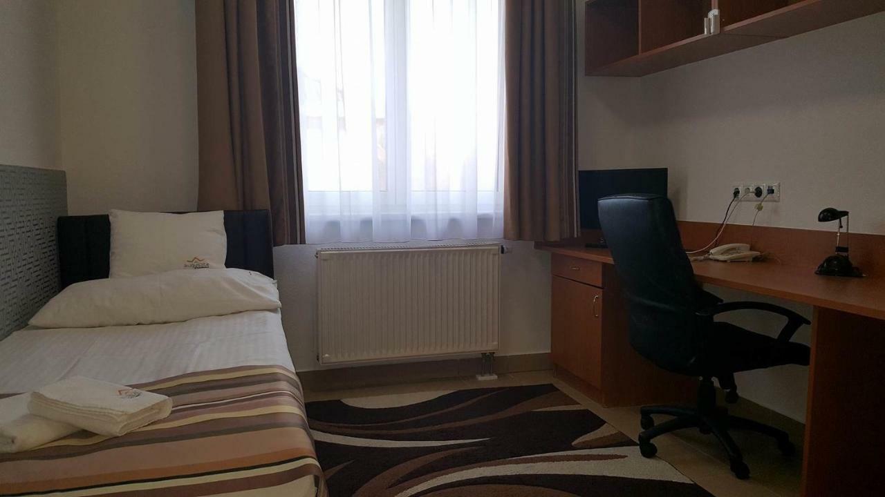 Auguszta Hotel デブレツェン エクステリア 写真