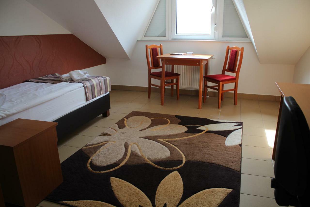 Auguszta Hotel デブレツェン エクステリア 写真